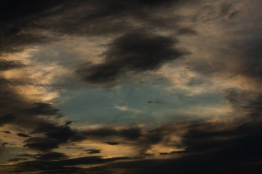 Gün batımında renkli bulutlu bir gökyüzü. Gökyüzü dokusu, soyut doğa arkaplanı