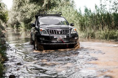 Otomobil Toyota Land Cruiser Prado 150. Safari SUv. 4x4 yolculuk gezisi. Ralli yarışı.