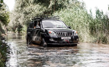 Otomobil Toyota Land Cruiser Prado 150. Safari SUv. 4x4 yolculuk gezisi. Ralli yarışı.