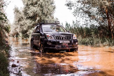 Otomobil Toyota Land Cruiser Prado 150. Safari SUv. 4x4 yolculuk gezisi. Ralli yarışı.