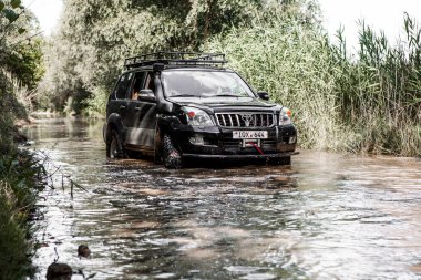 Otomobil Toyota Land Cruiser Prado 150. Safari SUv. 4x4 yolculuk gezisi. Ralli yarışı.