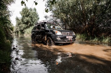 Otomobil Toyota Land Cruiser Prado 150. Safari SUv. 4x4 yolculuk gezisi. Ralli yarışı.