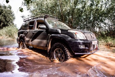 Otomobil Toyota Land Cruiser Prado 150. Safari SUv. 4x4 yolculuk gezisi. Ralli yarışı.