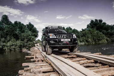 Otomobil Toyota Land Cruiser Prado 150. Safari SUv. 4x4 yolculuk gezisi. Ralli yarışı.