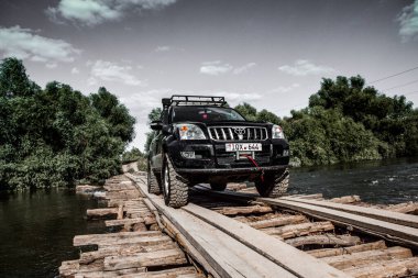 Otomobil Toyota Land Cruiser Prado 150. Safari SUv. 4x4 yolculuk gezisi. Ralli yarışı.