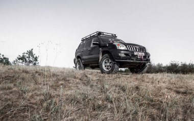 Otomobil Toyota Land Cruiser Prado 150. Safari SUv. 4x4 yolculuk gezisi. Ralli yarışı.