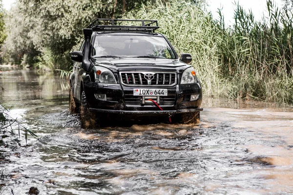 Otomobil Toyota Land Cruiser Prado 150. Safari SUv. 4x4 yolculuk gezisi. Ralli yarışı.