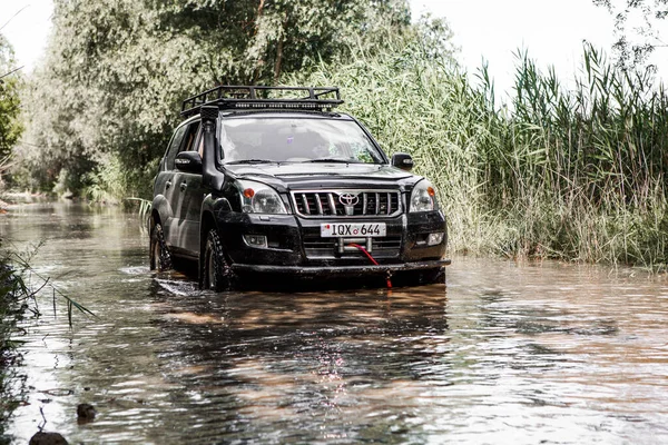 Otomobil Toyota Land Cruiser Prado 150. Safari SUv. 4x4 yolculuk gezisi. Ralli yarışı.