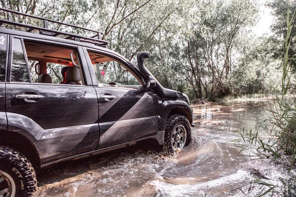 丰田越野车Prado 150 Safari Suv 四轮驱动徒步旅行 拉力赛 — 图库照片