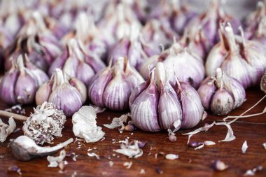 Ahşap arka planda organik sarımsak. Taze bitkiler ve baharatlar.. 