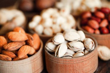 Arka plan badem, ceviz, fındık, fıstık, fındık, fıstık, fındık, fındık, fındık, fındık çeşitleri için çeşitli fındık koleksiyonu. Kurutulmuş meyveli kompozisyon sağlıklı yemek. Organik.