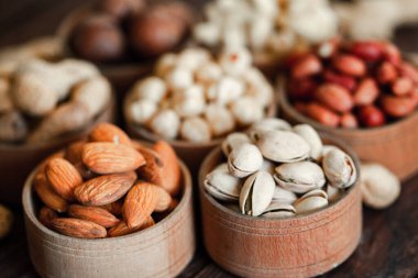 Arka plan badem, ceviz, fındık, fıstık, fındık, fıstık, fındık, fındık, fındık, fındık çeşitleri için çeşitli fındık koleksiyonu. Kurutulmuş meyveli kompozisyon sağlıklı yemek. Organik.