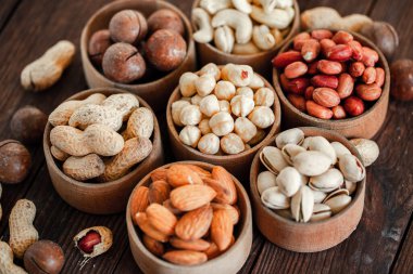 Arka plan badem, ceviz, fındık, fıstık, fındık, fıstık, fındık, fındık, fındık, fındık çeşitleri için çeşitli fındık koleksiyonu. Kurutulmuş meyveli kompozisyon sağlıklı yemek. Organik.