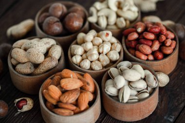 Arka plan badem, ceviz, fındık, fıstık, fındık, fıstık, fındık, fındık, fındık, fındık çeşitleri için çeşitli fındık koleksiyonu. Kurutulmuş meyveli kompozisyon sağlıklı yemek. Organik.