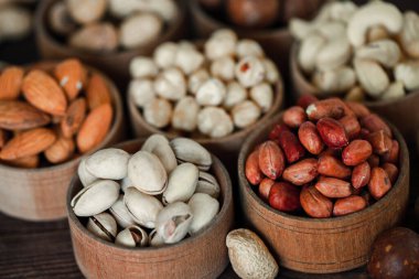 Arka plan badem, ceviz, fındık, fıstık, fındık, fıstık, fındık, fındık, fındık, fındık çeşitleri için çeşitli fındık koleksiyonu. Kurutulmuş meyveli kompozisyon sağlıklı yemek. Organik.