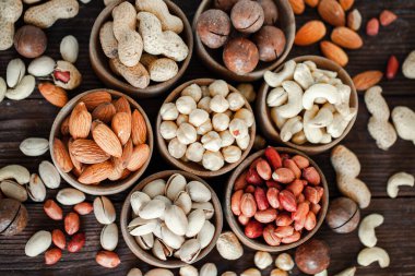 Arka plan badem, ceviz, fındık, fıstık, fındık, fıstık, fındık, fındık, fındık, fındık çeşitleri için çeşitli fındık koleksiyonu. Kurutulmuş meyveli kompozisyon sağlıklı yemek. Organik.