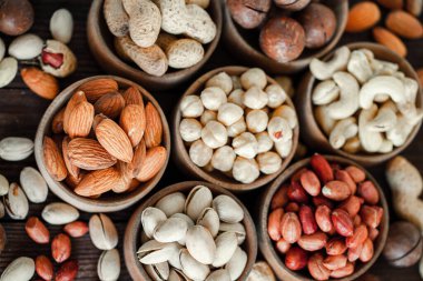 Arka plan badem, ceviz, fındık, fıstık, fındık, fıstık, fındık, fındık, fındık, fındık çeşitleri için çeşitli fındık koleksiyonu. Kurutulmuş meyveli kompozisyon sağlıklı yemek. Organik.