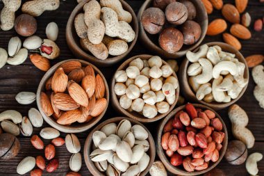 Arka plan badem, ceviz, fındık, fıstık, fındık, fıstık, fındık, fındık, fındık, fındık çeşitleri için çeşitli fındık koleksiyonu. Kurutulmuş meyveli kompozisyon sağlıklı yemek. Organik.