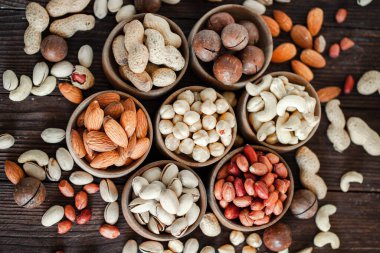 Arka plan badem, ceviz, fındık, fıstık, fındık, fıstık, fındık, fındık, fındık, fındık çeşitleri için çeşitli fındık koleksiyonu. Kurutulmuş meyveli kompozisyon sağlıklı yemek. Organik.