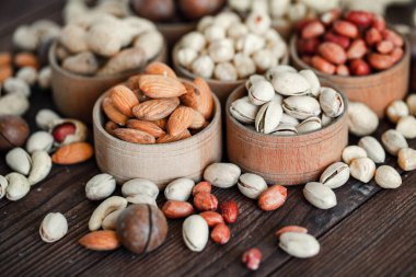 Arka plan badem, ceviz, fındık, fıstık, fındık, fıstık, fındık, fındık, fındık, fındık çeşitleri için çeşitli fındık koleksiyonu. Kurutulmuş meyveli kompozisyon sağlıklı yemek. Organik.