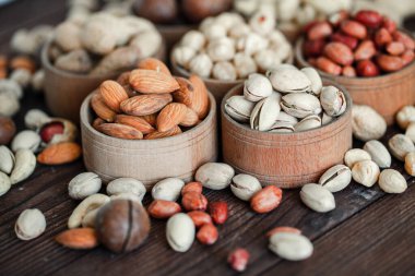Arka plan badem, ceviz, fındık, fıstık, fındık, fıstık, fındık, fındık, fındık, fındık çeşitleri için çeşitli fındık koleksiyonu. Kurutulmuş meyveli kompozisyon sağlıklı yemek. Organik.