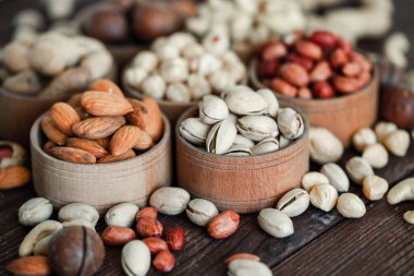 Arka plan badem, ceviz, fındık, fıstık, fındık, fıstık, fındık, fındık, fındık, fındık çeşitleri için çeşitli fındık koleksiyonu. Kurutulmuş meyveli kompozisyon sağlıklı yemek. Organik.