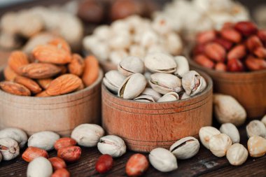 Arka plan badem, ceviz, fındık, fıstık, fındık, fıstık, fındık, fındık, fındık, fındık çeşitleri için çeşitli fındık koleksiyonu. Kurutulmuş meyveli kompozisyon sağlıklı yemek. Organik.