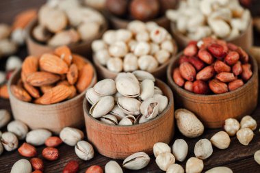 Arka plan badem, ceviz, fındık, fıstık, fındık, fıstık, fındık, fındık, fındık, fındık çeşitleri için çeşitli fındık koleksiyonu. Kurutulmuş meyveli kompozisyon sağlıklı yemek. Organik.