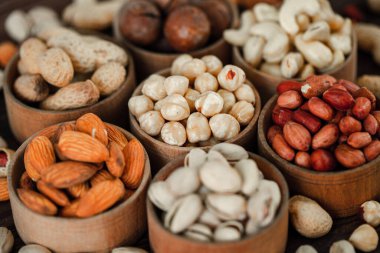 Arka plan badem, ceviz, fındık, fıstık, fındık, fıstık, fındık, fındık, fındık, fındık çeşitleri için çeşitli fındık koleksiyonu. Kurutulmuş meyveli kompozisyon sağlıklı yemek. Organik.