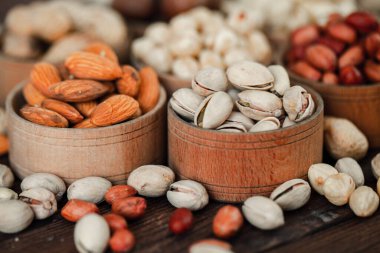 Arka plan badem, ceviz, fındık, fıstık, fındık, fıstık, fındık, fındık, fındık, fındık çeşitleri için çeşitli fındık koleksiyonu. Kurutulmuş meyveli kompozisyon sağlıklı yemek. Organik.