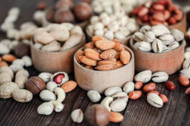 Arka plan badem, ceviz, fındık, fıstık, fındık, fıstık, fındık, fındık, fındık, fındık çeşitleri için çeşitli fındık koleksiyonu. Kurutulmuş meyveli kompozisyon sağlıklı yemek. Organik.