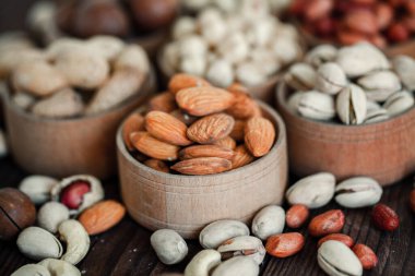 Arka plan badem, ceviz, fındık, fıstık, fındık, fıstık, fındık, fındık, fındık, fındık çeşitleri için çeşitli fındık koleksiyonu. Kurutulmuş meyveli kompozisyon sağlıklı yemek. Organik.