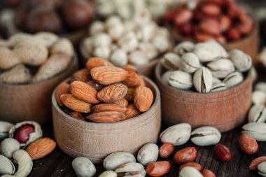 Arka plan badem, ceviz, fındık, fıstık, fındık, fıstık, fındık, fındık, fındık, fındık çeşitleri için çeşitli fındık koleksiyonu. Kurutulmuş meyveli kompozisyon sağlıklı yemek. Organik.