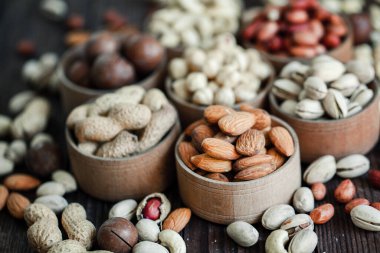 Arka plan badem, ceviz, fındık, fıstık, fındık, fıstık, fındık, fındık, fındık, fındık çeşitleri için çeşitli fındık koleksiyonu. Kurutulmuş meyveli kompozisyon sağlıklı yemek. Organik.