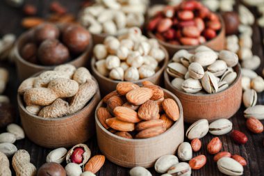 Arka plan badem, ceviz, fındık, fıstık, fındık, fıstık, fındık, fındık, fındık, fındık çeşitleri için çeşitli fındık koleksiyonu. Kurutulmuş meyveli kompozisyon sağlıklı yemek. Organik.