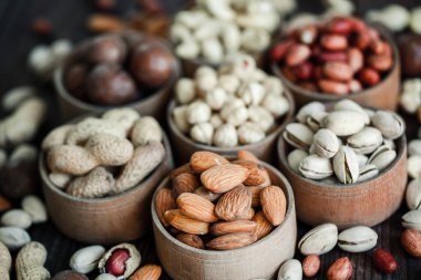 Arka plan badem, ceviz, fındık, fıstık, fındık, fıstık, fındık, fındık, fındık, fındık çeşitleri için çeşitli fındık koleksiyonu. Kurutulmuş meyveli kompozisyon sağlıklı yemek. Organik.