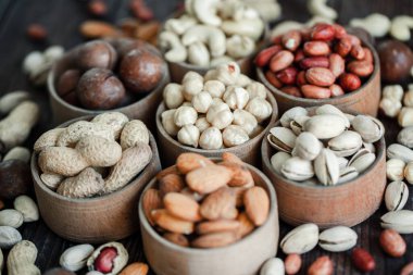 Arka plan badem, ceviz, fındık, fıstık, fındık, fıstık, fındık, fındık, fındık, fındık çeşitleri için çeşitli fındık koleksiyonu. Kurutulmuş meyveli kompozisyon sağlıklı yemek. Organik.