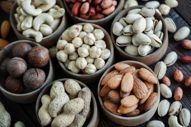 Arka plan badem, ceviz, fındık, fıstık, fındık, fıstık, fındık, fındık, fındık, fındık çeşitleri için çeşitli fındık koleksiyonu. Kurutulmuş meyveli kompozisyon sağlıklı yemek. Organik.