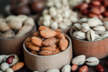 Arka plan badem, ceviz, fındık, fıstık, fındık, fıstık, fındık, fındık, fındık, fındık çeşitleri için çeşitli fındık koleksiyonu. Kurutulmuş meyveli kompozisyon sağlıklı yemek. Organik.