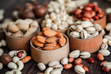 Arka plan badem, ceviz, fındık, fıstık, fındık, fıstık, fındık, fındık, fındık, fındık çeşitleri için çeşitli fındık koleksiyonu. Kurutulmuş meyveli kompozisyon sağlıklı yemek. Organik.