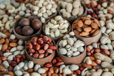 Arka plan badem, ceviz, fındık, fıstık, fındık, fıstık, fındık, fındık, fındık, fındık çeşitleri için çeşitli fındık koleksiyonu. Kurutulmuş meyveli kompozisyon sağlıklı yemek. Organik.