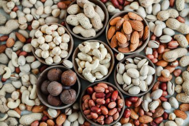 Arka plan badem, ceviz, fındık, fıstık, fındık, fıstık, fındık, fındık, fındık, fındık çeşitleri için çeşitli fındık koleksiyonu. Kurutulmuş meyveli kompozisyon sağlıklı yemek. Organik.