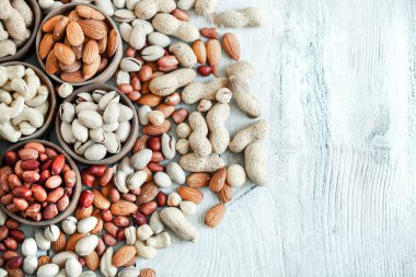 Arka plan badem, ceviz, fındık, fıstık, fındık, fıstık, fındık, fındık, fındık, fındık çeşitleri için çeşitli fındık koleksiyonu. Kurutulmuş meyveli kompozisyon sağlıklı yemek. Organik.