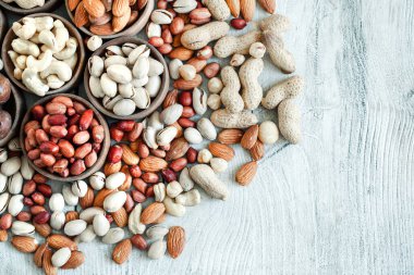 Arka plan badem, ceviz, fındık, fıstık, fındık, fıstık, fındık, fındık, fındık, fındık çeşitleri için çeşitli fındık koleksiyonu. Kurutulmuş meyveli kompozisyon sağlıklı yemek. Organik.