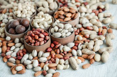 Arka plan badem, ceviz, fındık, fıstık, fındık, fıstık, fındık, fındık, fındık, fındık çeşitleri için çeşitli fındık koleksiyonu. Kurutulmuş meyveli kompozisyon sağlıklı yemek. Organik.