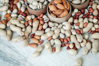 Arka plan badem, ceviz, fındık, fıstık, fındık, fıstık, fındık, fındık, fındık, fındık çeşitleri için çeşitli fındık koleksiyonu. Kurutulmuş meyveli kompozisyon sağlıklı yemek. Organik.