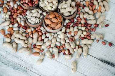 Arka plan badem, ceviz, fındık, fıstık, fındık, fıstık, fındık, fındık, fındık, fındık çeşitleri için çeşitli fındık koleksiyonu. Kurutulmuş meyveli kompozisyon sağlıklı yemek. Organik.