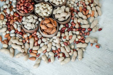 Arka plan badem, ceviz, fındık, fıstık, fındık, fıstık, fındık, fındık, fındık, fındık çeşitleri için çeşitli fındık koleksiyonu. Kurutulmuş meyveli kompozisyon sağlıklı yemek. Organik.