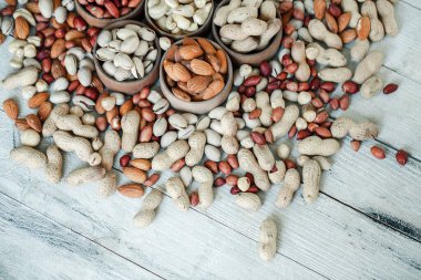 Arka plan badem, ceviz, fındık, fıstık, fındık, fıstık, fındık, fındık, fındık, fındık çeşitleri için çeşitli fındık koleksiyonu. Kurutulmuş meyveli kompozisyon sağlıklı yemek. Organik.