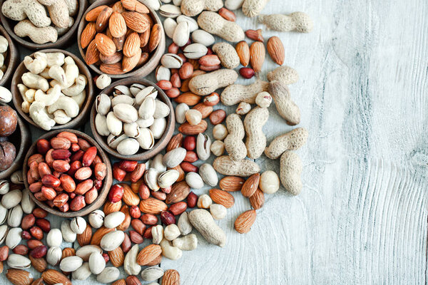 Ассорти орехов для фона миндаль, грецкий орех, кешью, фисташки, фундук, арахис, MacadamiaCollection различных сортов орехов. Состав с сухофруктами Здоровое питание. Органические.